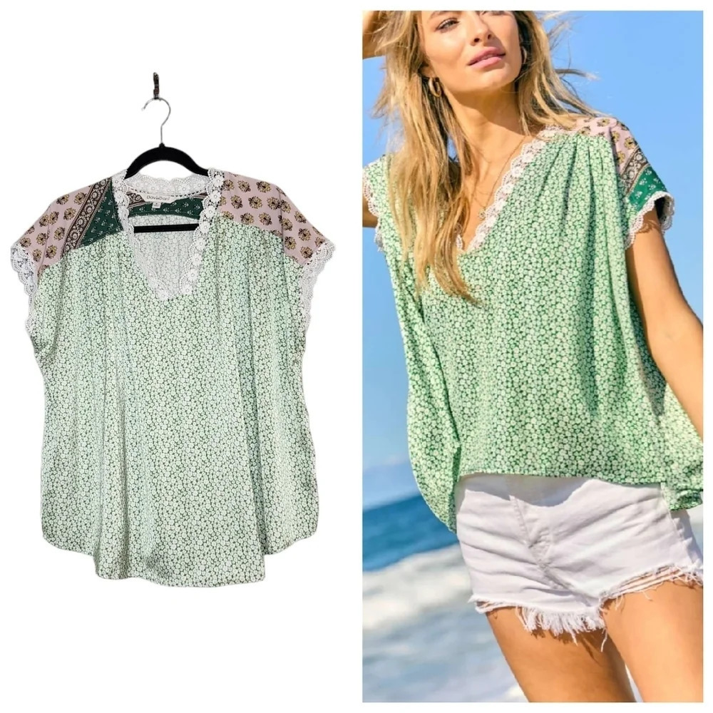 Davi And Dani Printed Lace V Neck Short Sleeve Loose Top. Women's size medium